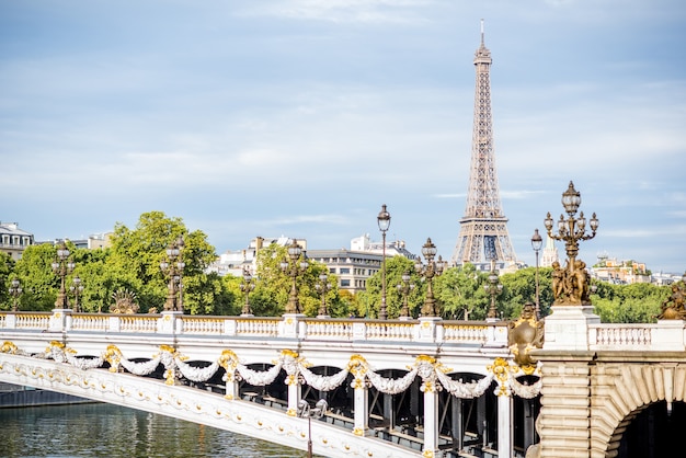 Vista del paisaje urbano de la torre Eiffel y el puente Alexandre sobre el río Sena en París