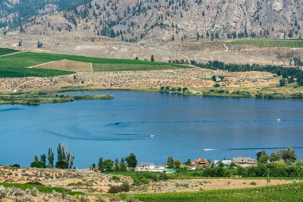 Vista del paisaje del valle de Okanagan con zona residencial y campos de cultivo de huertos