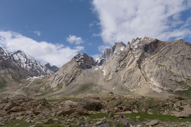 Vista del paisaje de Zanskar con montañas del Himalaya cubiertas de nieve y cielo azul en Jammu y Cachemira, India