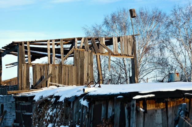 Vista del pajar de madera rústica con pajarera en invierno Edificio de pueblo abandonado