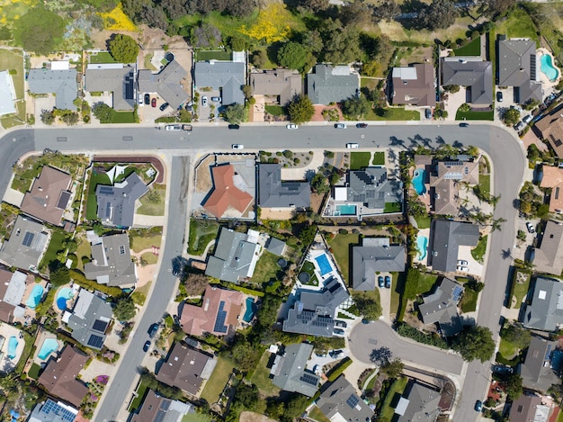 Una vista de pájaro de un barrio residencial.