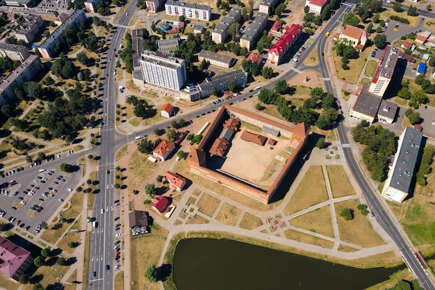 Vista de pájaro del castillo medieval de Lida en Lida. Bielorrusia. Castillos de Europa