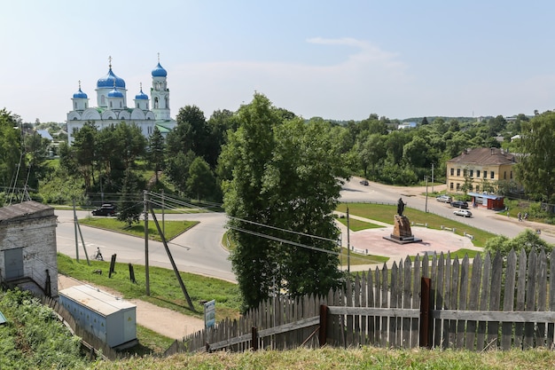 Vista de pájaro en el centro de la ciudad de Torzhok en el oblast de Tver Rusia