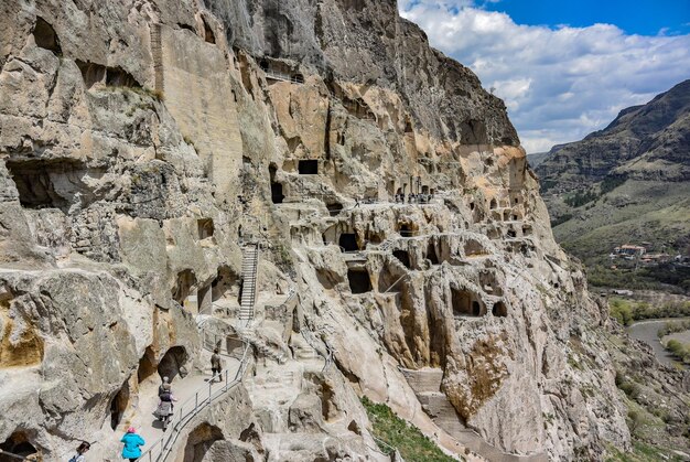 Vista de pájaro de la ciudad cueva del monasterio de Vardzia Vardziacave en Georgia del Sur 30 de abril de 2019 Georgia