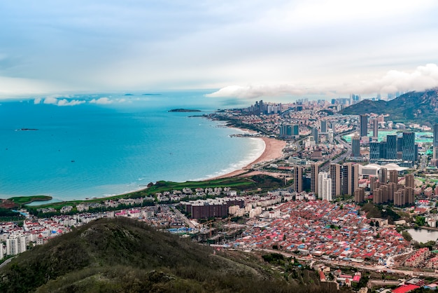 A vista de pájaro de la costa de Qingdao y del horizonte urbano