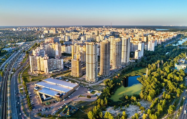 Vista de pájaro del distrito Troieshchyna de Kiev, capital de Ucrania