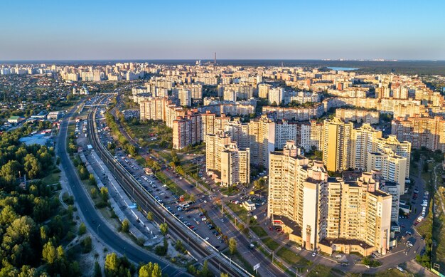 Vista de pájaro del distrito Troieshchyna de Kiev, capital de Ucrania