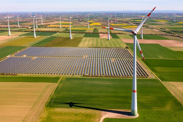 Una vista de pájaro de la electricidad verde de los sistemas solares montados en tierra y las turbinas eólicas de Alemania