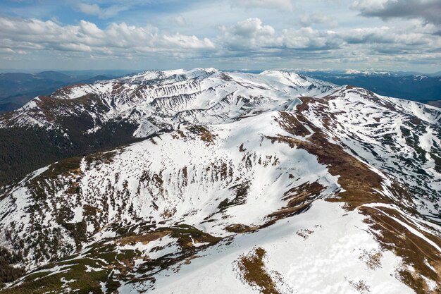 Foto una vista de pájaro de la gama chornohora desde el aire pozhyzhevska kizly shpyci rebra