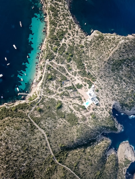 Vista de pájaro Isla paraíso con agua turquesa.