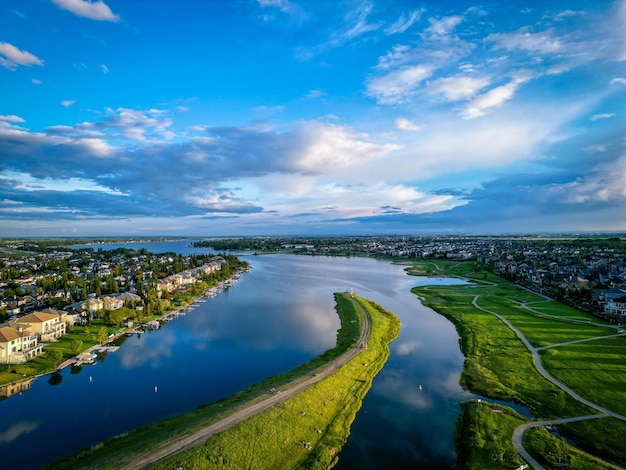 Vista de pájaro del lago Chestermere en Alberta, Canadá.