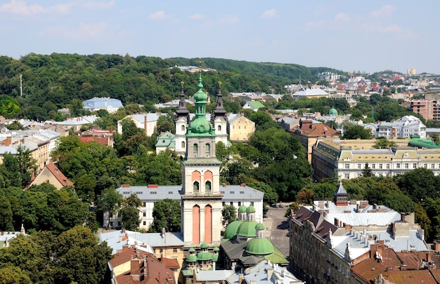 Vista de pájaro de Lviv desde el Ayuntamiento, Ucrania