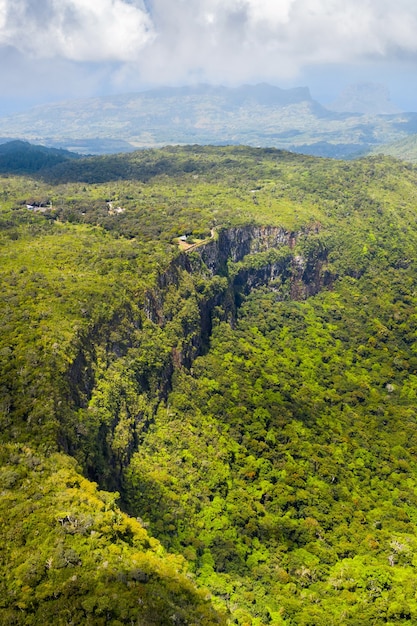 Vista de pájaro de las montañas y campos de la isla de Mauricio. Paisajes de Mauricio.