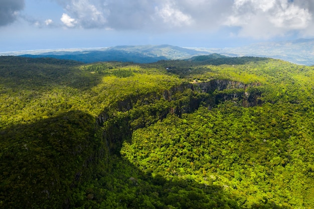 Vista de pájaro de las montañas y campos de la isla de Mauricio.