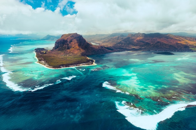 Una vista de pájaro de Le Morne Brabant, un sitio del patrimonio mundial de la UNESCO. Arrecife de coral de la isla de Mauricio