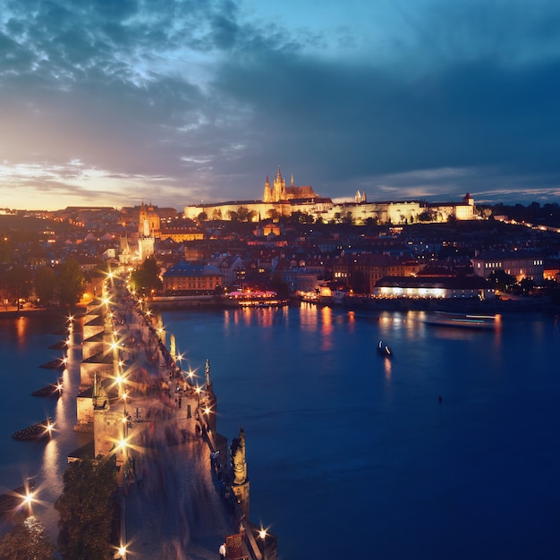 Vista de pájaro de noche de Praga a través del río