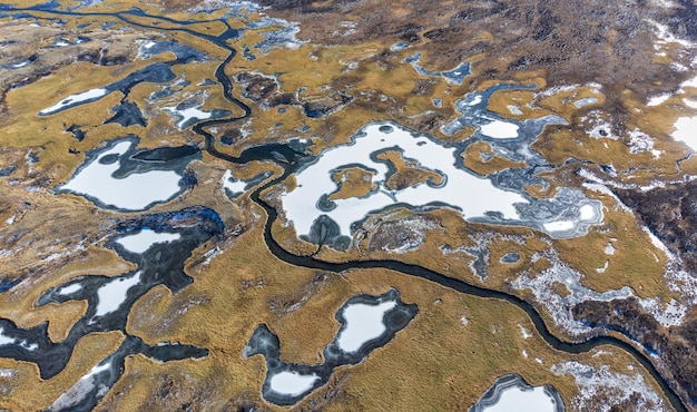 Vista de pájaro de pequeños lagos y ríos cerca del lago Dzhangyskol en la República de Altai Siberia Rusia