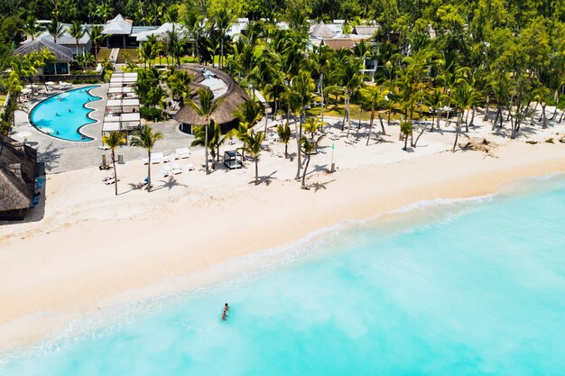 Una vista de pájaro de la playa cerca del complejo y del océano junto al monte Le Morne Brabant.