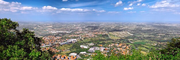 Foto vista de pájaro de san marino. italia. panorama.