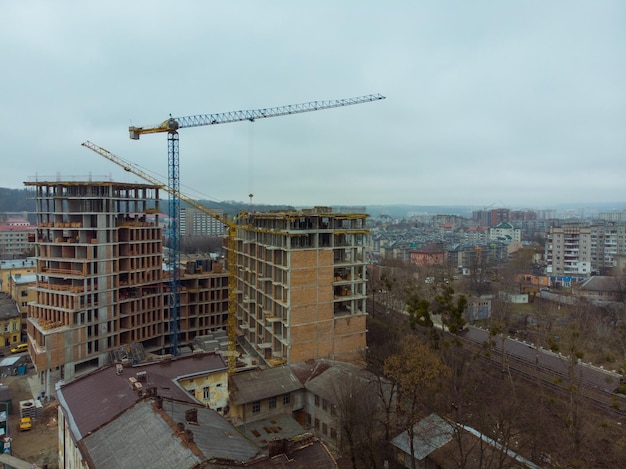 Vista de pájaro en el sitio de contracción con grúa