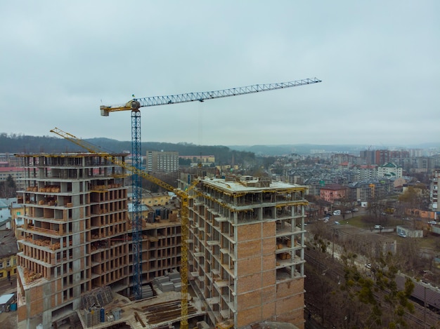 Vista de pájaro en el sitio de contracción con grúa