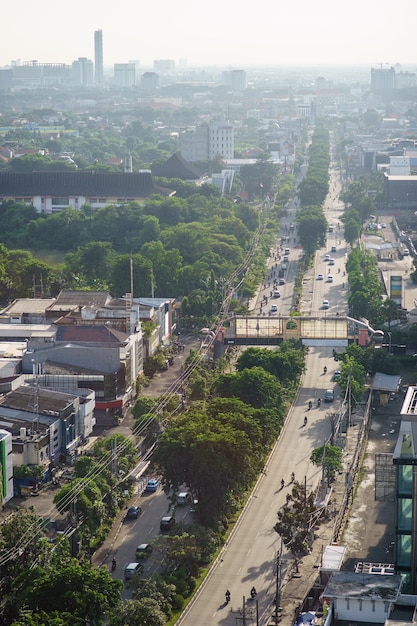 Vista de pájaro sobre la ciudad de amanecer en Surabaya, Indonesia.