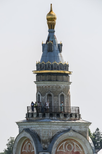 Vista de pájaro sobre la gente caminando en el observatorio de la azotea del templo cristiano en Torzhok Rusia