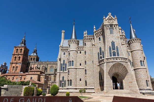 Vista del palacio episcopal de Astorga en León obra de Gaudí