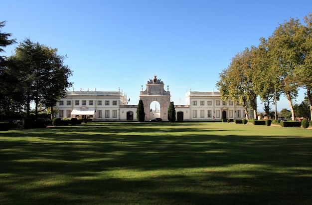 Vista del palacio hermoso de Seteais situado en el parque nacional de Sintra, Portugal.