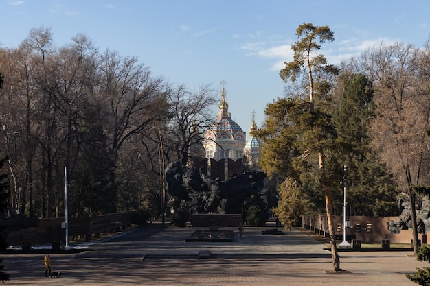 Foto una vista del palacio del kremlin desde el parque.