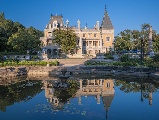 Vista del palacio Massandra desde el jardín