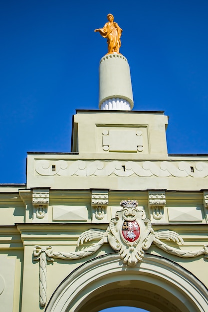 Foto vista del palacio medieval en ruzhany. reconstrucción de un antiguo castillo. región de brest, bielorrusia.