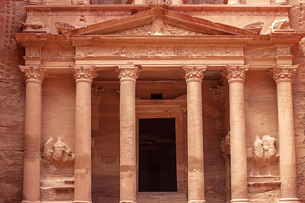 Vista del Palacio o Tesoro AlKhazneh en Petra Jordania