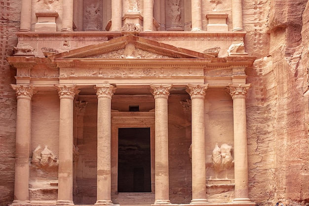 Vista del Palacio o Tesoro AlKhazneh en Petra Jordania