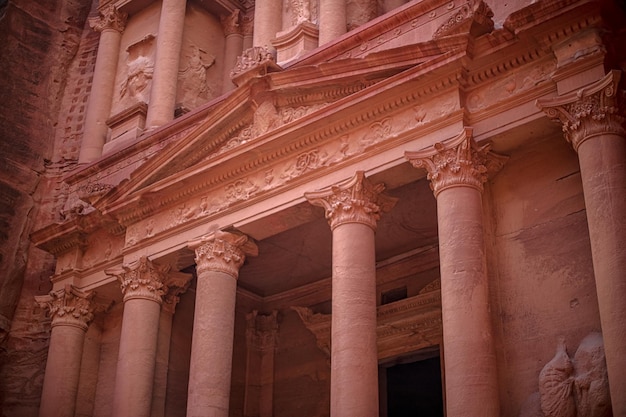 Vista del Palacio o Tesoro AlKhazneh en Petra Jordania