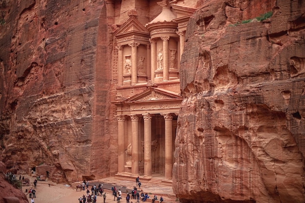 Vista del Palacio o Tesoro AlKhazneh en Petra Jordania