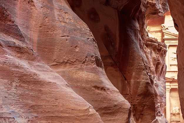 Vista del Palacio o Tesoro AlKhazneh en Petra Jordania