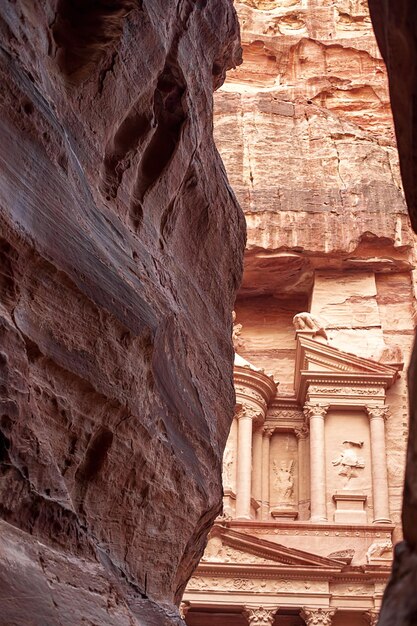 Vista del Palacio o Tesoro AlKhazneh en Petra Jordania