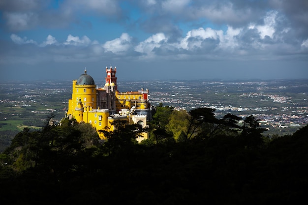 Vista del Palacio de Pena en Sintra, Portugal bajo un fondo de día nublado