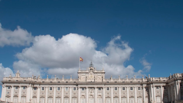 Vista del palacio real en Madrid España con un cielo levemente nublado