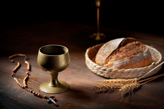 Foto vista de pan y vino para ceremonia religiosa