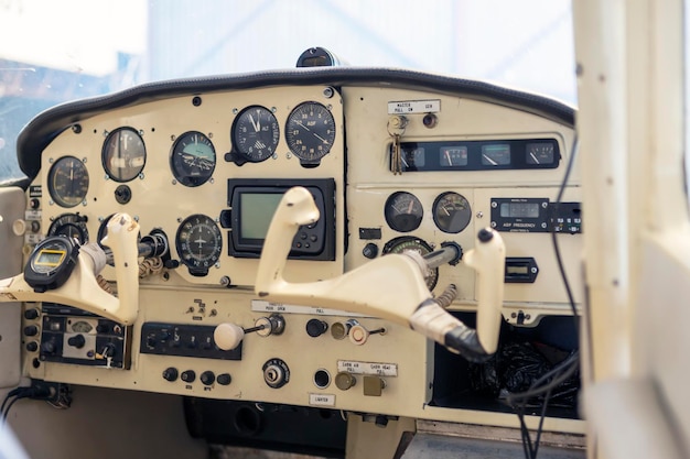 Vista del panel de control de un avión antiguo