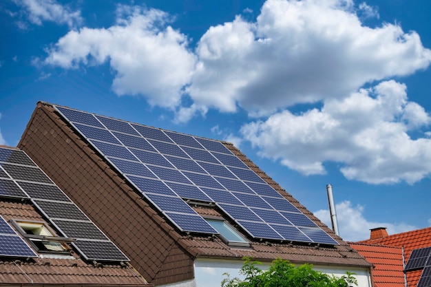 Vista de paneles solares instalados en el techo de una casa