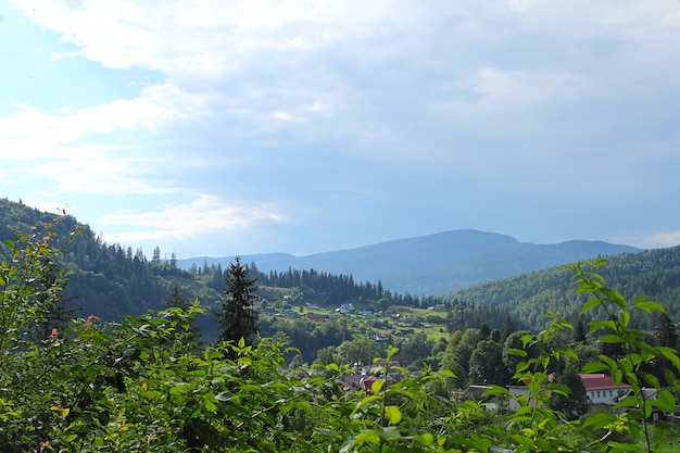 Vista panoramic, de, paisagem montanha, sob, céu nublado