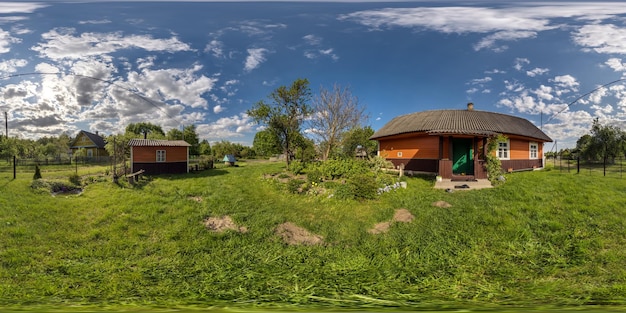 Vista panorámica de 360 hdri en el patio cerca de una casa ecológica de madera en el pueblo en proyección esférica equirectangular para contenido VR AR
