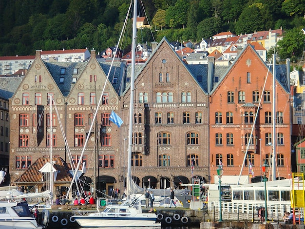 Vista panorâmica à beira-mar da cidade no dia ensolarado Bergen Noruega