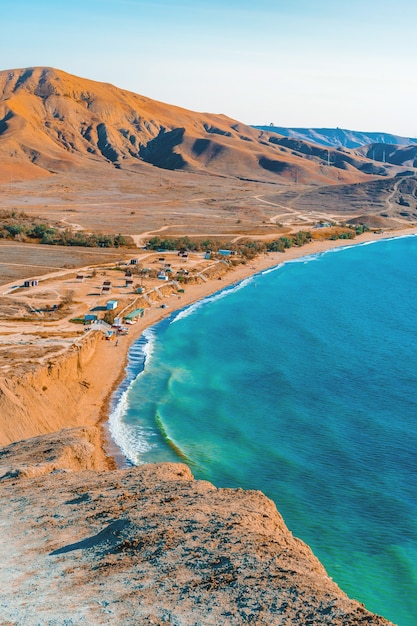 Vista panorámica desde el acantilado en la línea de playa en la bahía, Crimea