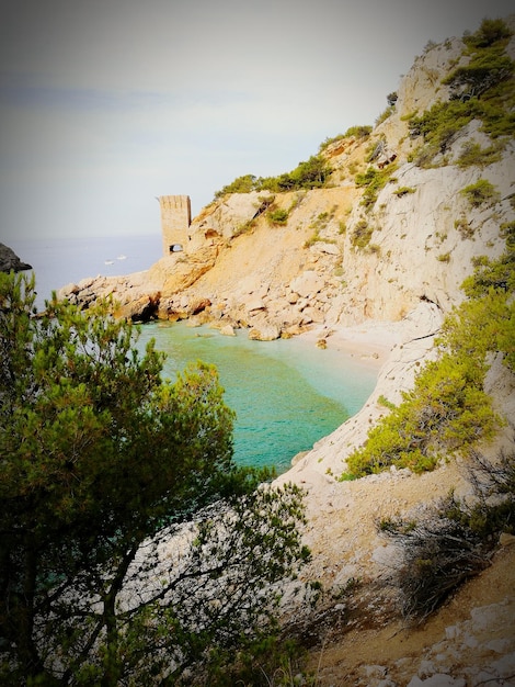 Foto vista panorámica del acantilado por el mar contra el cielo