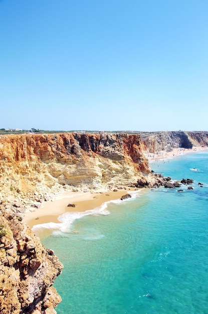 Vista panorámica de los acantilados en la orilla del mar contra un cielo azul claro