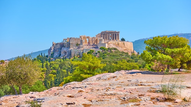 Vista panorámica de la Acrópolis de Atenas desde la colina de las ninfas en un día soleado de verano, Grecia - paisaje griego